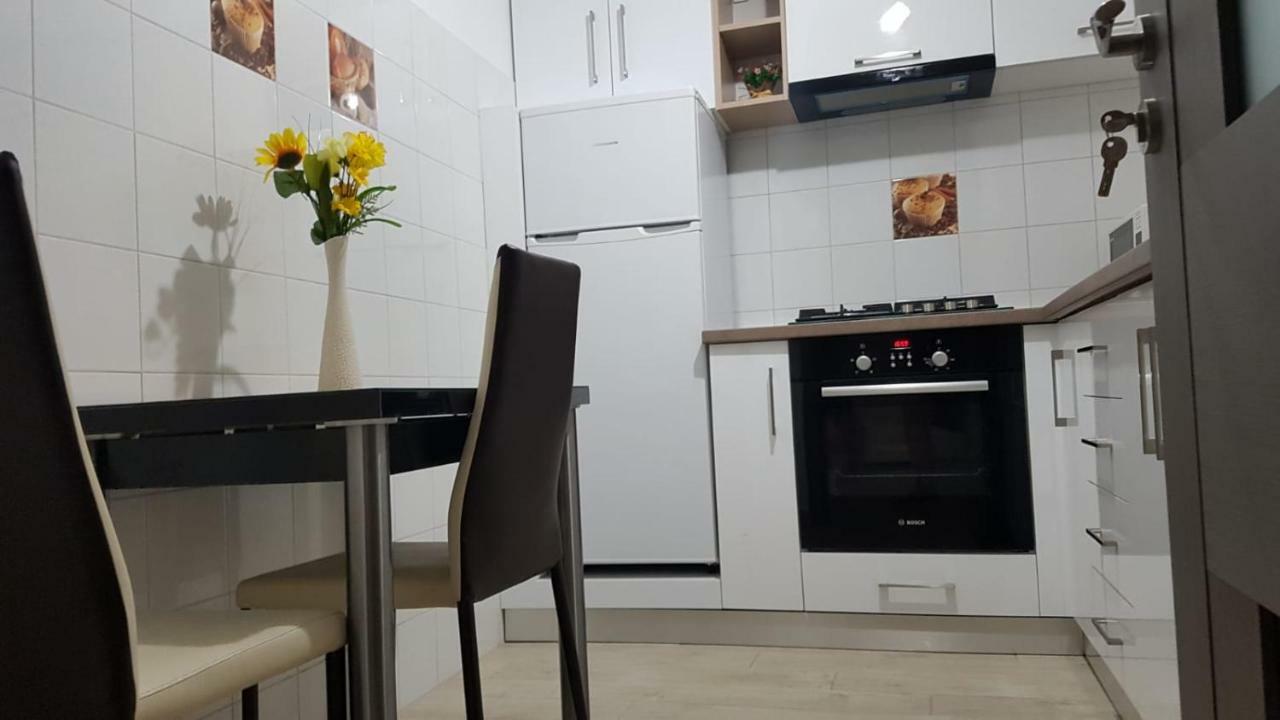 Tina Apartament 2 Крайова Екстериор снимка