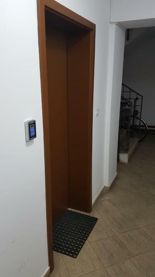 Tina Apartament 2 Крайова Екстериор снимка